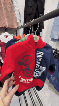 توفر لدى مجمع ستايل فأملي تراك ولادي يلبس من عمر 1_4 سنوات  السعر 6  العنوان الحريه حي السلام نهايه شارع 20 قرب أسواق رافد و يتوفر خدمه توصيل بغداد 5 و باقي المحافظات 6 و داخل الحريه الف و الحجز عن الطريق الواتساب ***********⁩
