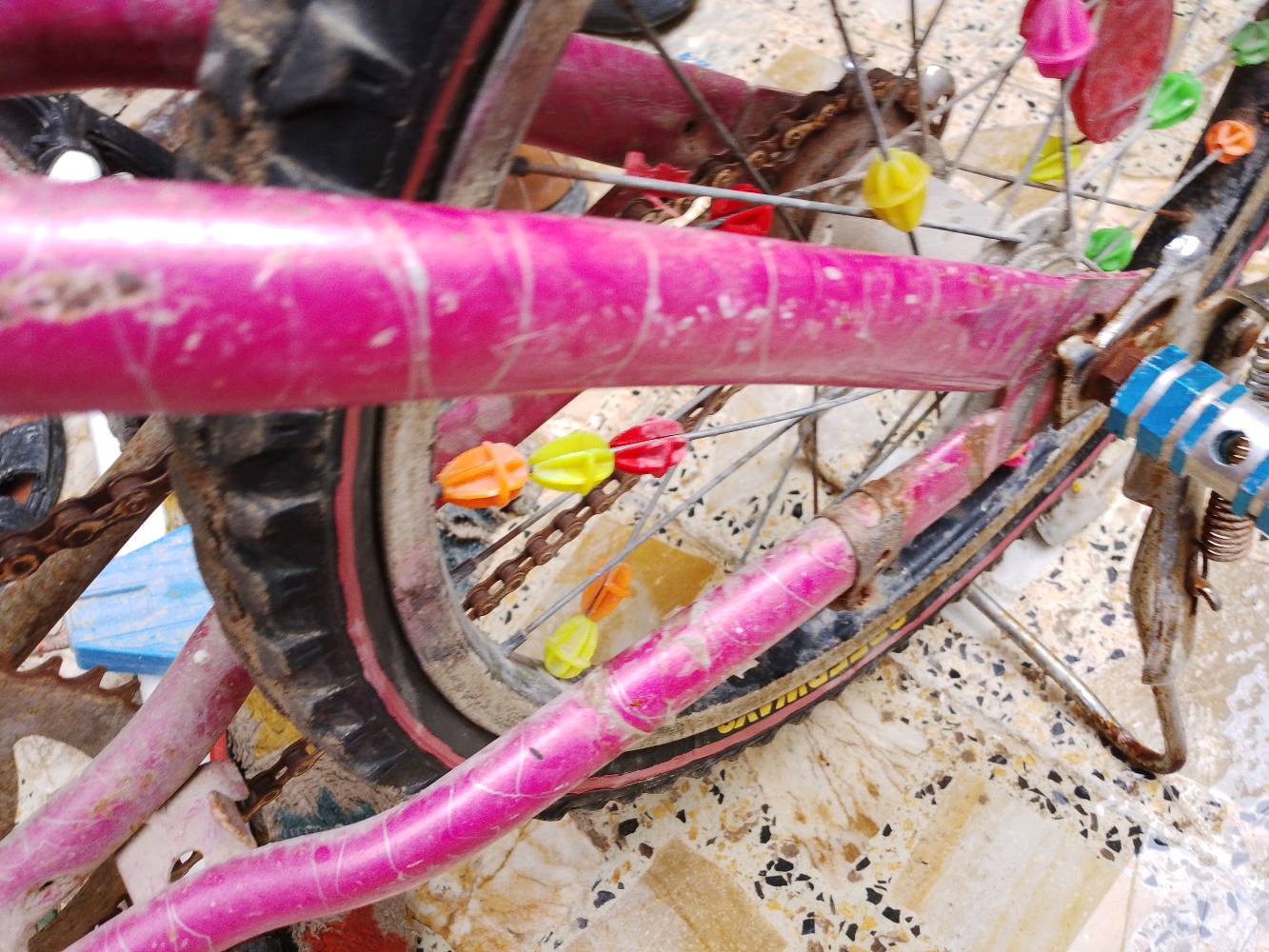 عندي دراجة هوائية لونها وردي، مناسبة للأطفال. الدراجة بحالة متوسطة ومزودة بزينات على العجلات لتضيف مظهر مرح للأطفال. عجلاتها بحاجة لتنظيف بسيط، وبعض الأجزاء قد تكون بحاجة إلى صيانة خفيفة.
