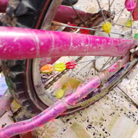 عندي دراجة هوائية لونها وردي، مناسبة للأطفال. الدراجة بحالة متوسطة ومز...