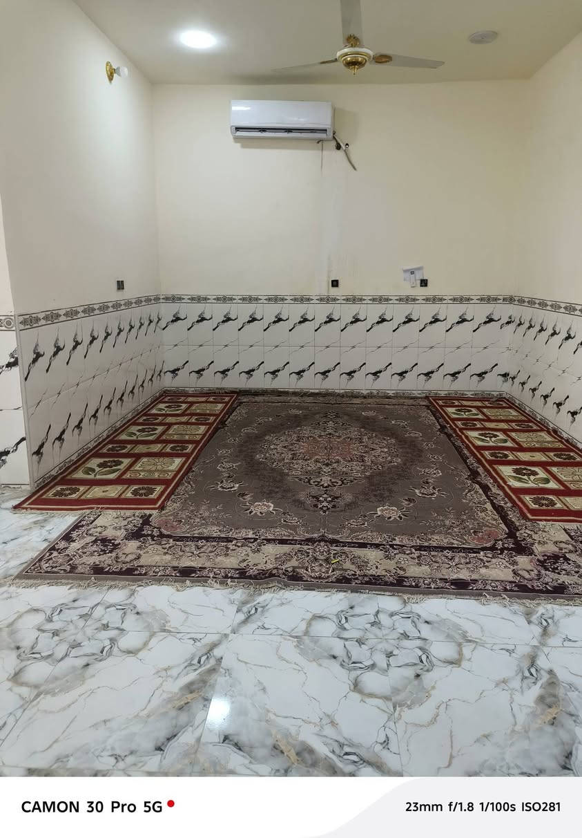 بيت للبيع صاحبة مريض محتاج يطلع للخارج يتعالج
 موقعه /الناصرية / حي السبل
   قريب جداً على الشارع التبليط 
موقع حيوي ومناسب للسكن العائلي.
 المساحة الكلية: 300 متر 
البناء صب كونكريت (السقف صب) وبناء درجة أولى
تشطيب حديث من السيراميك والبورسلين
الباقي ساحة فارغة مناسبة للحديقة أو التوسعة
كامل الخدمات: ماء، كهرباء، ومجاري
السعر :69 وبية مجال 
    📞 للاستفسار: ***********
