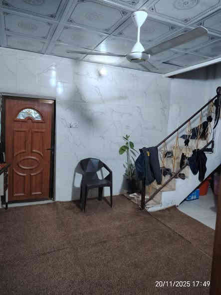 سلام عليكم 
البيت للبيع مساحه 71 
يحتوي البيت على حمام2
غرفه نوم جوه وغرفه نوم فوك
مخزن بسيط
هول 
واستقبال 
ومطبخ
العنوان شارع الري فلكه التعيس مجاور مسجد ابو الطين 
*********** الاتصال على الرقم
