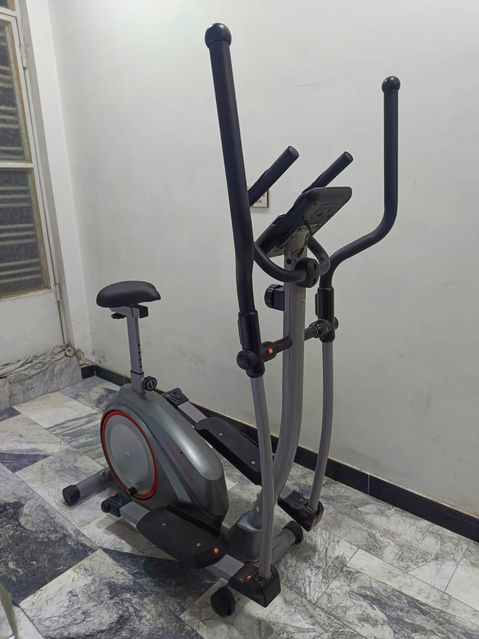 جهاز أوربتراك / إليبتكال (Elliptical Trainer)
هو جهاز كارديو يجمع بين المشي + الجري + صعود الدرج بدون ضغط قوي على المفاصل.
المواصفات الظاهرة من الصورة (تقريبية):
النوع: إليبتكال منزلي
نظام المقاومة: مغناطيسي (هادئ ومناسب للغرفة)
شاشة عرض رقمية:
الوقت
السرعة
المسافة
السعرات الحرارية
نبض القلب (إن وُجد حساس في المقابض)
مقابض متحركة وثابتة لتمرين الجزء العلوي والسفلي
دواسات واسعة مانعة للانزلاق
مقعد قابل للتعديل (ميزة غير موجودة في كل أجهزة الإليبتكال)
مناسب للمساحات الصغيرة مثل غرفة النوم
تشغيل صامت نسبيًا
تحمل وزن المستخدم: غالبًا بين 100 – 130 كغم (حسب الموديل)
فوائده:
حرق دهون
تقوية القلب
شد الجسم كامل
مناسب للركبة والمفاصل
ممتاز للاستخدام المنزلي اليومي

ملاحظه الجهاز جديد اشتريته قبل اسبوع بس ماكو واهس للرياضه وعرضته للبيع 
السعر 350الف
المكان بغداد
للأستفسار مراسله او اتصال واتساب ***********
