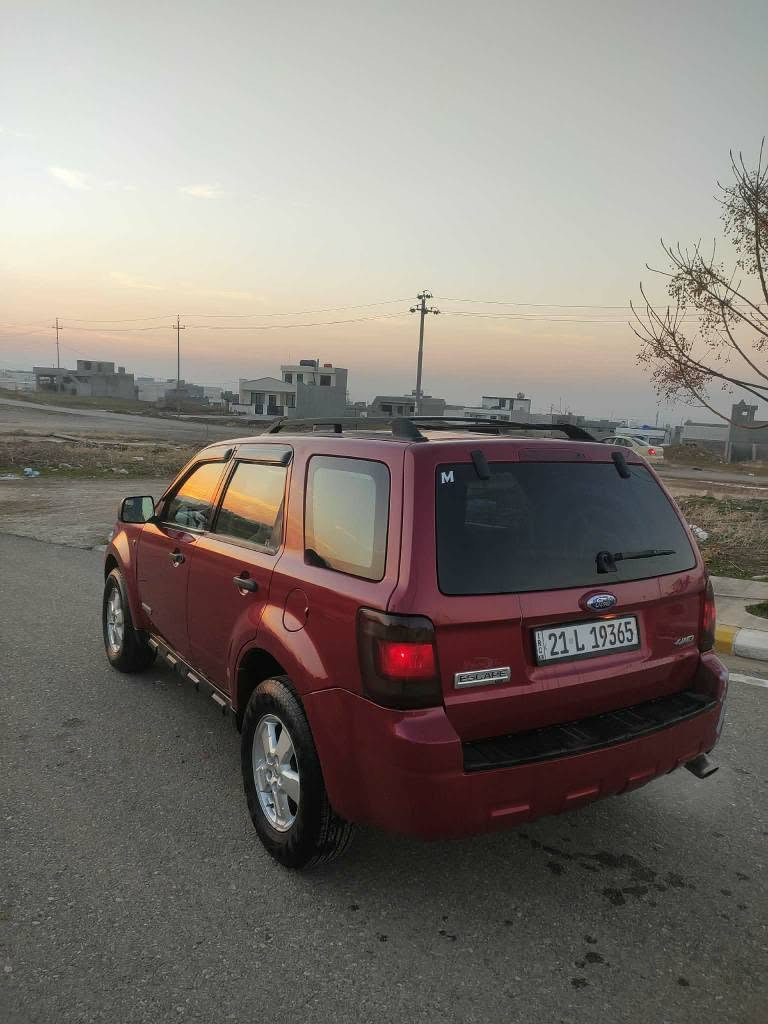 فۆرد ئیسکەیپ 2008
v6
فوول مواسەفات 
دەبڵ ئەکسل 
دژە خلیسک
سنوق شەفت 
تحدید سورعە
شاشە ئایپات 
ڤۆلیۆم شاشە 
کوشن کارەبا 
ناو زەرد
تەبرید سارد و گەرم بەشەرت
4 تایە و ویلی لۆکی بۆ بەسراوە
گێڕ و مەکینە و کارەبایی بەشەرت  سەنەوی تا 2030 یان 2028 بەشەرتی تەحویل و غرامە و بەناو کردن
2 پارچە بۆیاخە
شوێن : هــەڵــەبجــەی شــەهــید
*********** حلبجة, السليمانية
