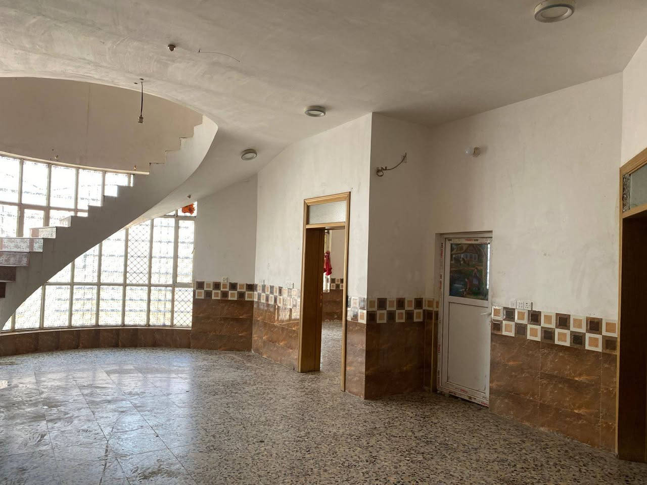 بيت للايجار مساحته 250 متر بناء درجا اولا  متكون من2 غرف نوم +صاله+مطبخ+استقبال مكانه نهات شارع المدرسي قرب شارع ابو مهدي المهندس  اي استفسار ***********
