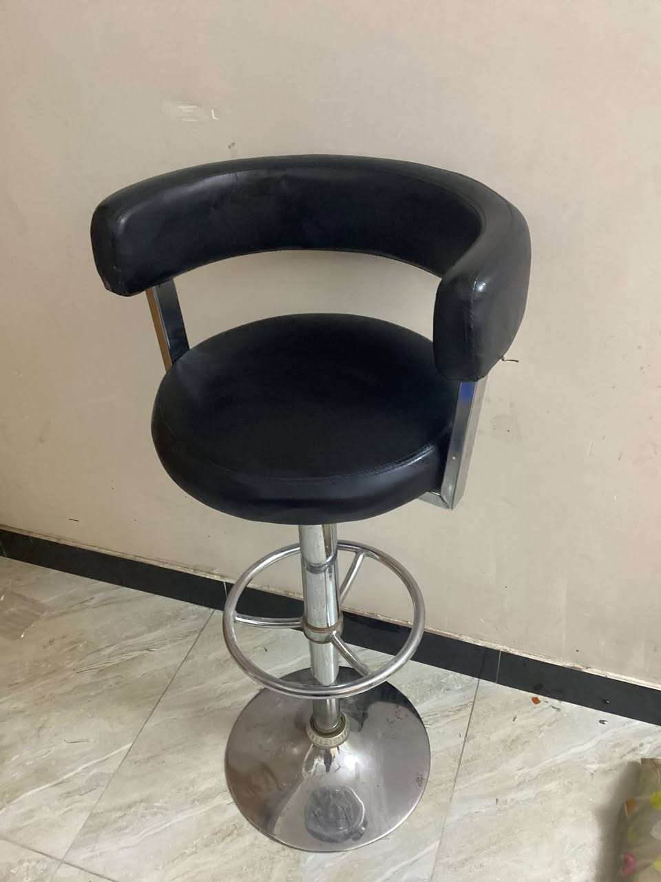 كرسي للبيع نظيف كلش السعر ٣٠ وبي مجال المكان بغداد الشعلة شارع ستين الرقم الهاتف ***********
