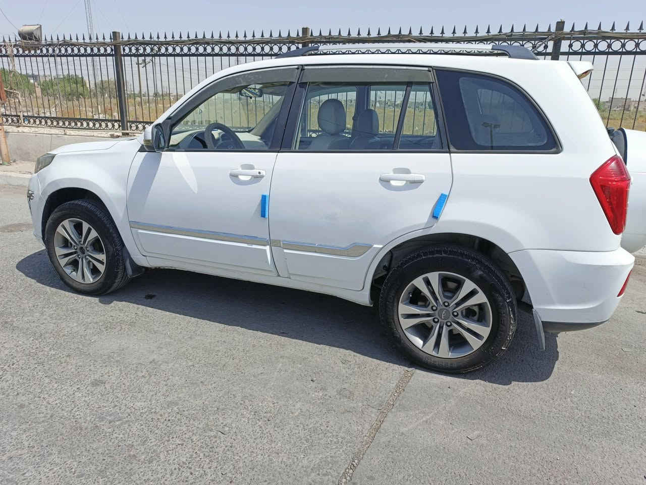 السلام عليكم سيارة شيري تيكو3 موديل 2018 بغداد باسمي ماشيه 57 ألف فقط محرك وكير مكفولات حجم المحرك 2000  كير ميكانيك تدفئة وتبريد فول تخم تاير جديد  سويج عدد 2 تحكمات ستيرن مثبت سرعه فقط صبغ جاملغ الأيسر للجماليه السعر 97$ وبيهه مجال للطيبين العنوان بغداد الدولعي حي الخطيب *********** أبو محمد
