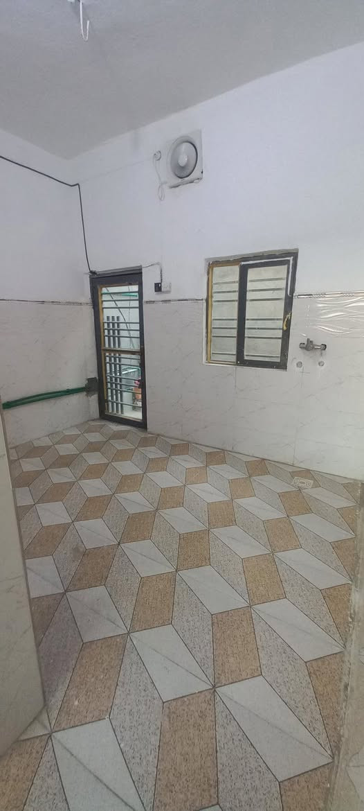 بيت للايجار /ابي غرق حي السلام 
يحتوي على غرفة نوم واستقبال وكلدور ومطبخ وصحيات 
بدل الايجار 200 

للاستفسار ***********
