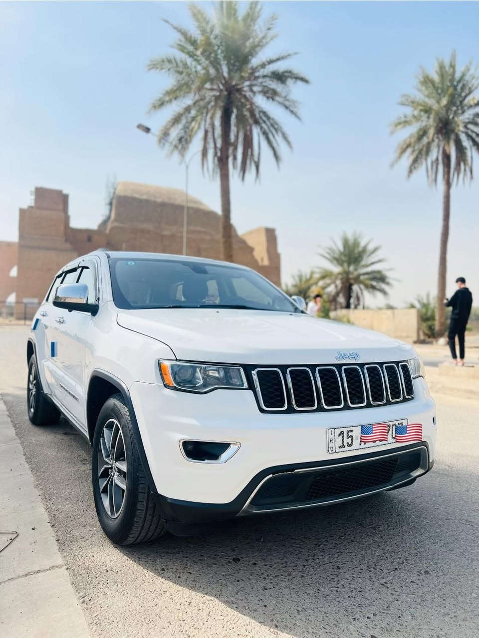 سلام عليكم. 
 
جيب  2017 امريكي.   داخله كلين. 
 بيه جاملغ وبنيد. فقط. 
بدون دواخل بدون ايرباك. 
  سياره. خير من الله جاهزة على اخر حبايه
  تو ويل. 
شاشه جبيره. 
 عليه. منظومة زنون  
 سياره جاهزه  
حساس خلفي
اوت هولد
كشنات جلد ومدوشمات
 ماشيه 90ميل 
مكاني بغداد المدائن 
 اتصال ***********
ترهم مرواسه حسب القناعه.
