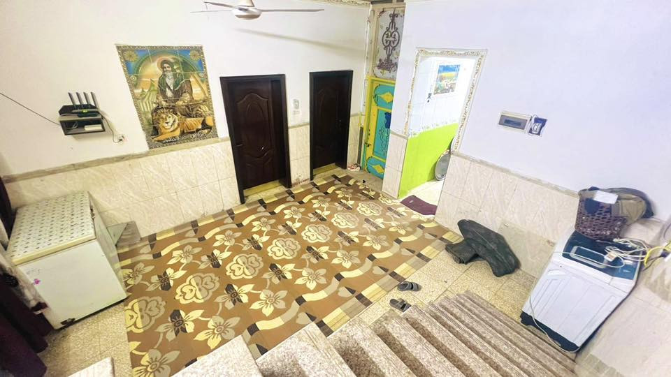 سلام عليكم اخون 
بيت ب المنطقه الخشابه ب بستان الجايد ولله لبيت نضيف الله شهد  ومرتب صب كوكنريت 
لبيت مساحته  ١٢٥ 
مكون من غرفتين
من صاله ومطبخ 
+حمام 
+توليت 
ومنورة ثنين 
ستقبال ٦متر  طوله 
طابقين لبيت 
كاشي وسراميك لكل لبيت 
لتوصل عل هاي الرقم👇 
‭👉٠٧٨٥ ٠٥٦ ٣٠٧٥‬
‭٠٧٨٠ ٥٢١ ٩٤٩٠‬ ‬
