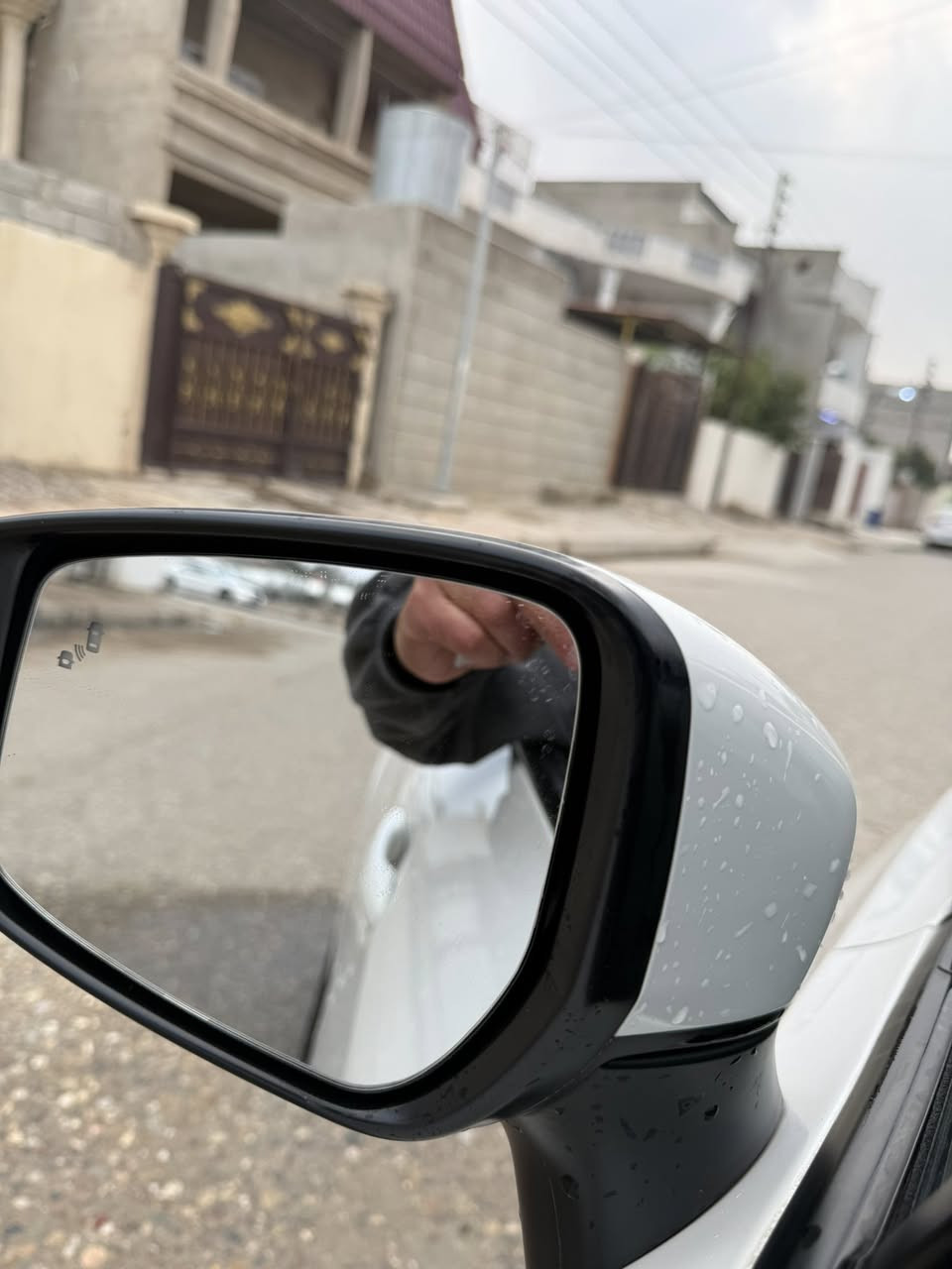 🚗 إعلان بيع سيارة: نيسان فيرسا 2020 (SV)
لأهل كركوك الكرام، سيارة ممتازة وبحالة نظيفة جداً للبيع:
 النوع: نيسان فيرسا (Nissan Versa)
 الموديل: 2020
 الفئة: SV
 اللون: أبيض صدفي مميز (مطلوب جداً في السوق)
 الرقم: رقم كركوك (هزة وفحص جديد، جاهزة للتحويل)
 الممشى: 38,000 ميل فقط (عداد حقيقي ونظيف)
🛠️ تفاصيل الحادث والجاهزية:
 الحادث: ضرر خارجي خفيف جداً 
 الإيرباغات: سليمة 100% ولم تفتح (شرط الفحص).
 الصور: صور الحادث مرفقة مع المنشور للمصداقية والشفافية التامة.
✨ المواصفات والوضع الميكانيكي:
 السيارة بحالة الوكالة من ناحية المحرك، الجير، والتبريد.
 داخلية نظيفة جداً وبحالة ممتازة.
 اقتصادية جداً في استهلاك الوقود وجاهزة للاستخدام فوراً دون الحاجة لأي مصاريف.
 📍 مكان السيارة: كركوك
 💵 السعر: (125 ورقة : "للاستفسار يرجى المراسلة أو الاتصال")
 📞 للتواصل والاستفسار: (***********)
