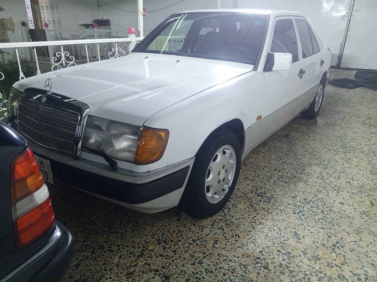 سلام عليكم مارسيدس دب للبيع موديل 91 سنويه جديده رقم دولي بغداد مكينه وكير محور فيفيتي تبريد عوزها كمرسيسر الحداديه كلش زينه كهربائيات كلها شغاله فقال سنتر لوك شغال غرفهتا نضيفه بيها تعمير قاعده شي قليل السعر 52 مكان سياره ميسان ***********
