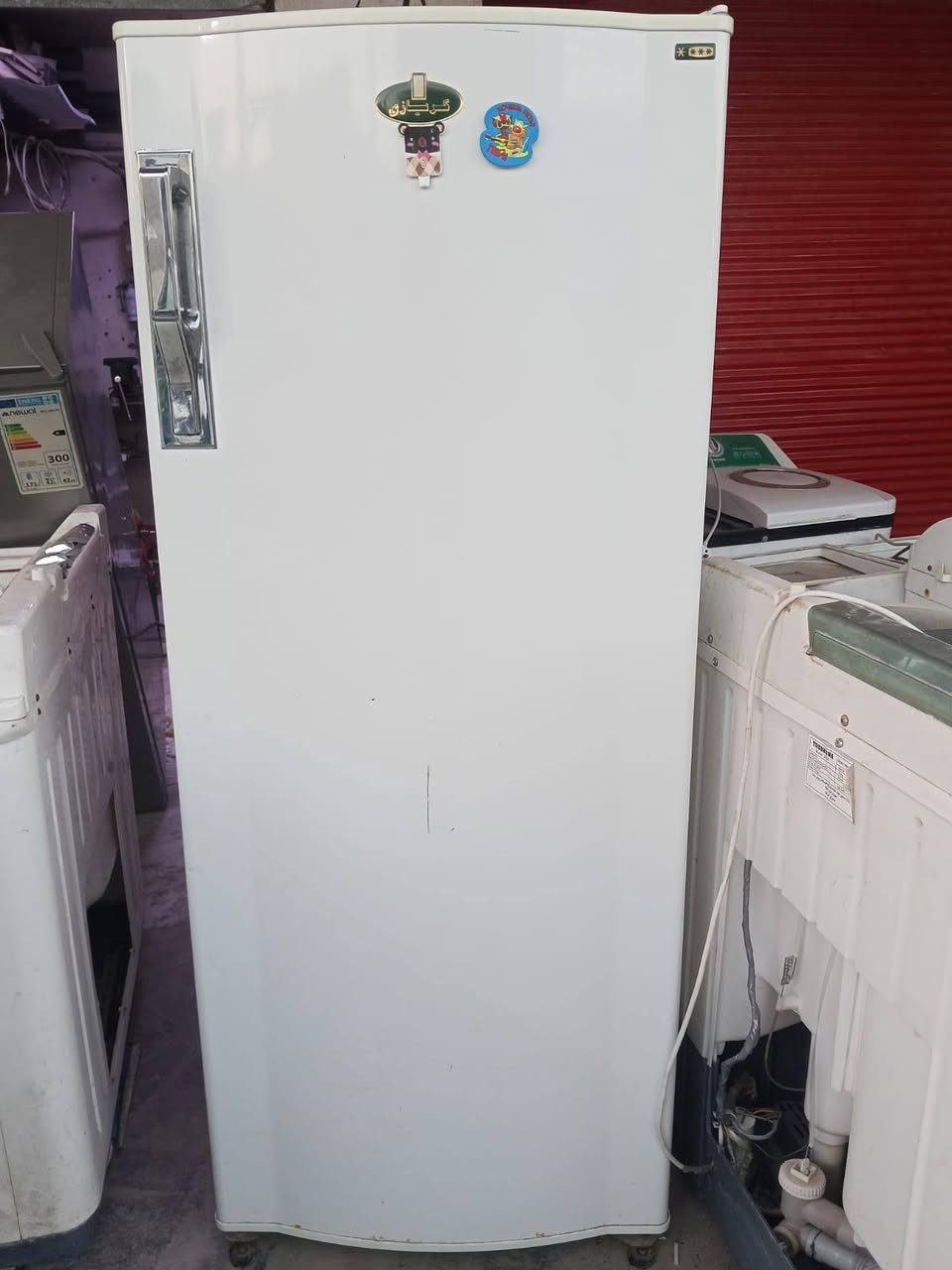 سلام عليكم ثلاجة للبيع نوع كريازي ماطلع تصليح بيه عطل ماطور نضيف كلش سعر 100مكاني نجف ***********
