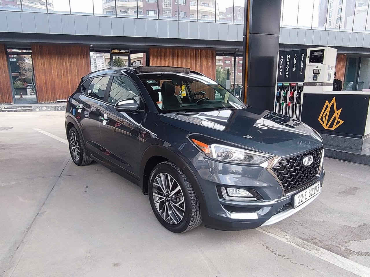 السلام عليكم للبيع هونداي توسان ٢٠٢١ وارد امريكي لون نفطي سياره كلين تايتل بلعراق صار بيه طخه بلبنيد بسيطه وصبغته فقط بدون اي دواخل بدون يرباك بدون شخوط فول مواصفات التميت بصمه ابواب وتشغيل بانوراما ليد امامي تبريد لمس قطعتين  فور ويل اشاير ترحيب بليدات رادار امامي وجانبي وخلفي شاشه جبيره كامره دواره ويل كروم كشن كهربائي كشنات تدفيه الامامي ولخلفيه  3وضعيات قياده بعد هوايه مواصفات بيه محرك 2400 GDiكير محرك تبريد كله بشرط عل وضع لشركه ماشيه 40تخم تايرات جديد صدر جديد دهن فلاتر كله جديد سياره جاهزه بدون اي نقص سنويه ارقام هزه كله جديد بسمي تحويل غرامه كله بشرط بنفس ليوم مكان السياره بسليمانيه السعر167بي مجال  اتصل واتساب ***********
