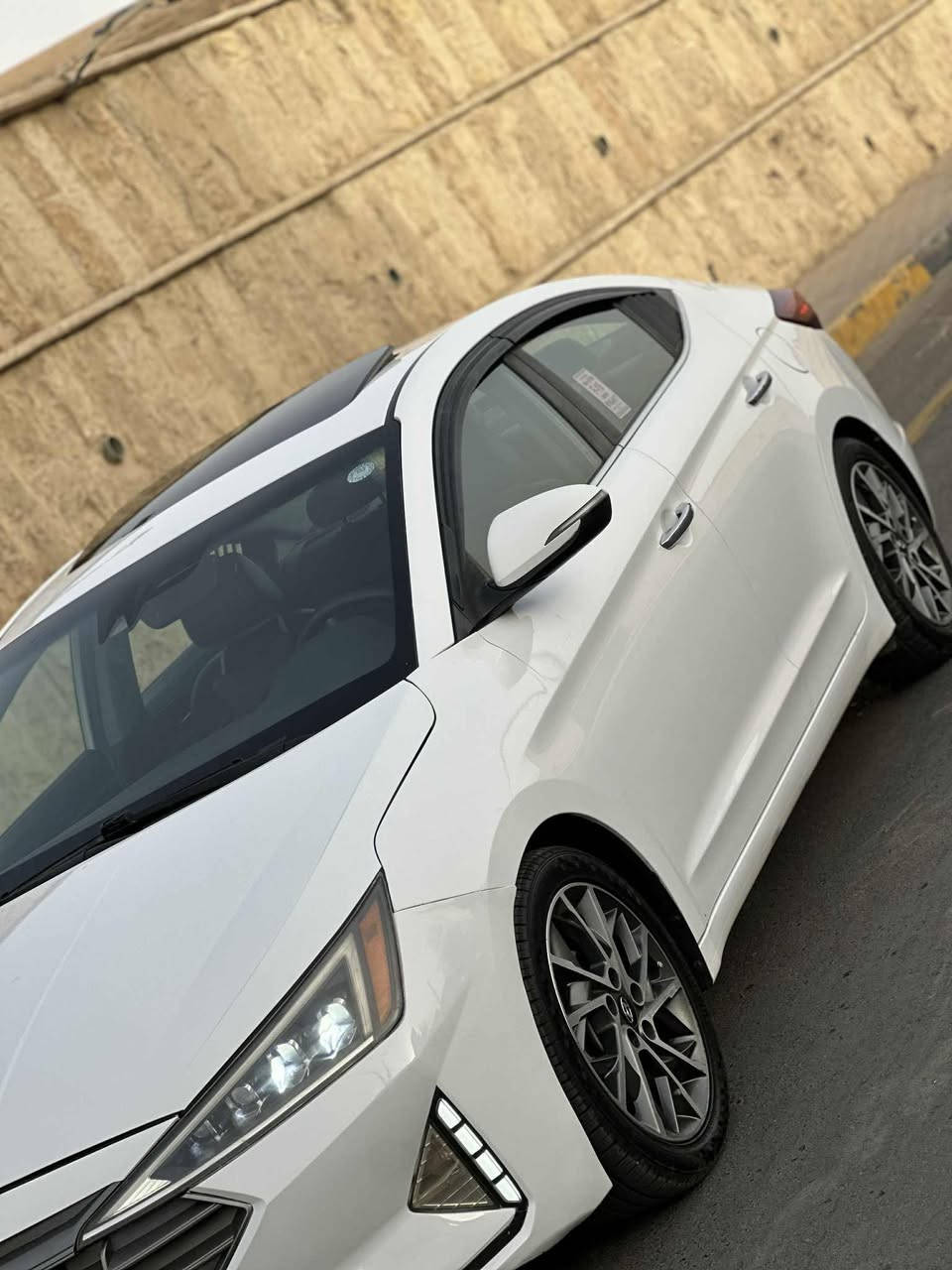 السلام عليكم 
النترا  ELANTRA 2020 limitted 1/1 فول كندي 
مواصفات لمتد  فول للأخير
سلايت روف 
بصمة  + بصمة أبواب بصمة صندوق + ترحيب
رادارات جانبيه وخلفي وامامي (تحديد المسار)
نقطة عمياء +اشاير بالمرآه الجانبيه
قيادة ذاتية + قيادة ثلاث وضعيات 
لدات لايت أمامي لايت امامي 4 عدسات زنون 
بك لايت ليد
فول تحكم جهتين استيرن 
دشبول ملون شاشة اعطال ملونه
كشنات كهرباء + جلد + تدفئه كشنات امامي وخلفي وستيرن تدفئة
صندوق ذكي
كاميرا امامية تحديد مسار 
اشاير مري مانع انزلاق نظام تركشن
فتح الصندوق الذكي عند الاقتراب
ترحيب عند الاقتراب أضواء
شحن وايرليس لاسلكلي للموبايل
ويكلب 17 بلادي مال لمتدد
شاشة كبيرة  8 انج + GPS+ بوصله + كامره خلفية دواره
تبريد شاشة دبل فريز  منفصل ثلج
محرك 2000. دوووش المرغوب
السياره بأسمي
مكانه الموصل معرض التاج المعارض الجديدة 
سستم صوت انفتي 9 سماعات دمام امامي خلفي  
وباقي المواصفات معروفه
المكينة مفتوحة  
الضرر بنيد فقط بدون دواخل اربك ستيرين راجع شركة
للاستفسار واتساب ***********
