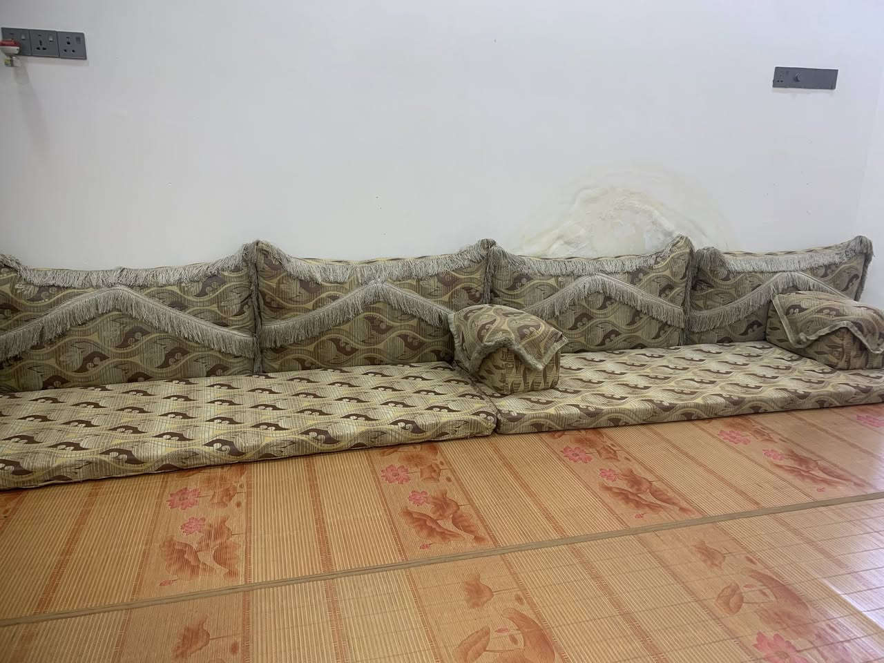سلام عليكم
جلسه عربيه سعودي نظيفه جدا لانازله ولابيه ظرر سعره ٢٢٥ وبيه مجال مكاني كربلاء *********** تكفي قياس ٧&٤
