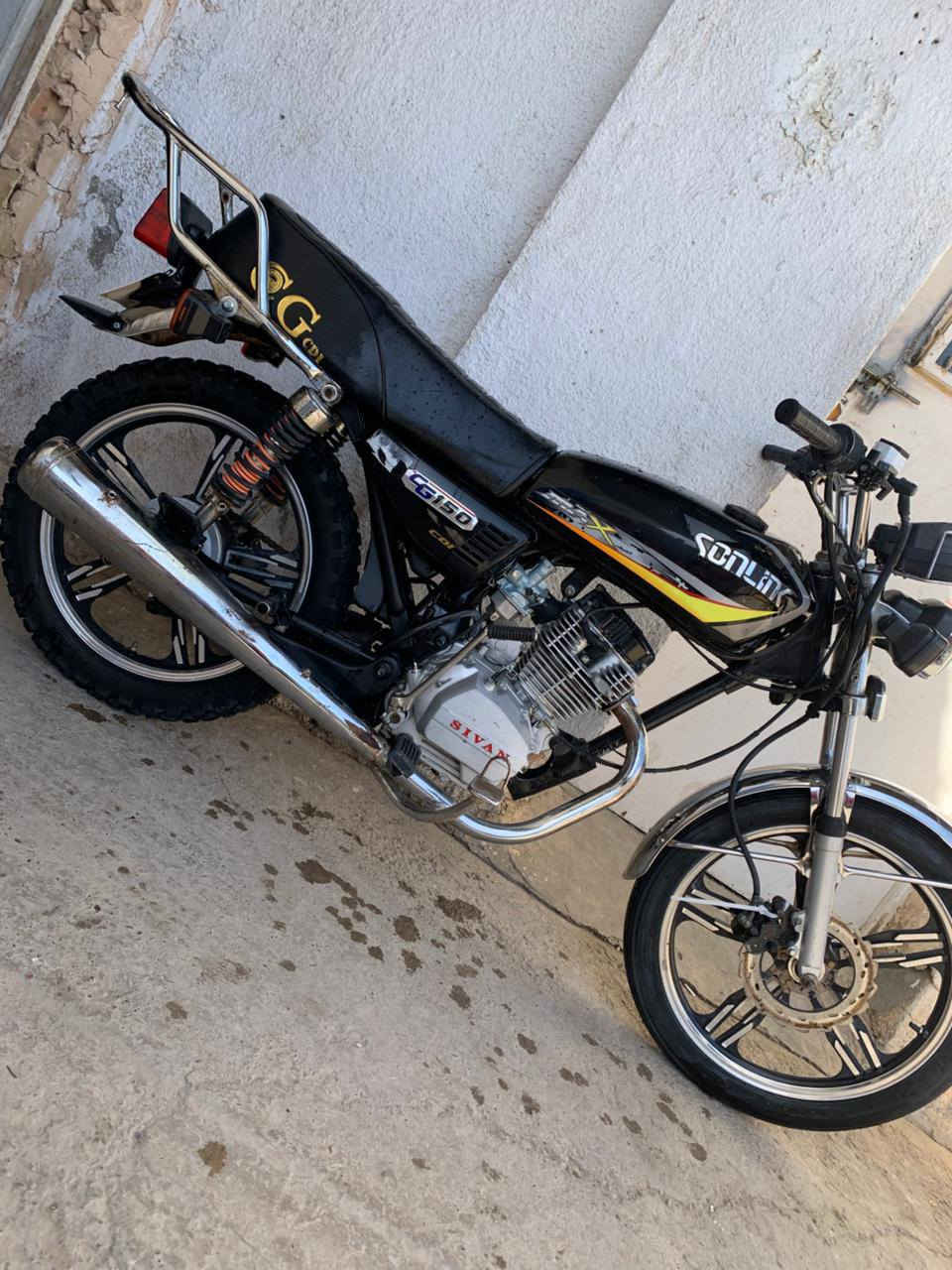 ماطور سيفان موديل 20
محرك مفتوح  كهربائيات كلها شغالة 
ماطور 1 على 1 نظافة مثل ماموظح 
ماطور اي  نقص مابي كلة شغال 

السعر خاص  
مكاني تكريت
***********
