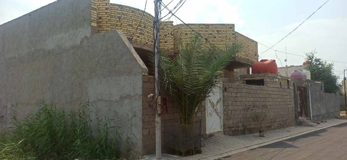 البيت للبيع طابو زراعي 200 متر وبي حديقه 100 متر واقع حال حي الامين الاول شارع العيساوي بناء طابوك غرف نوم عدد 2 صاله مطبخ استقبال صيحات داخل وخارج كراج سعر على الاتصال ***********/// ***********
