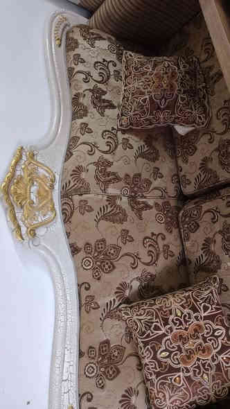 سلام عليكم للبيع طخم 2 اكبار 4 اصغار الاستفسار عل رقم ***********
