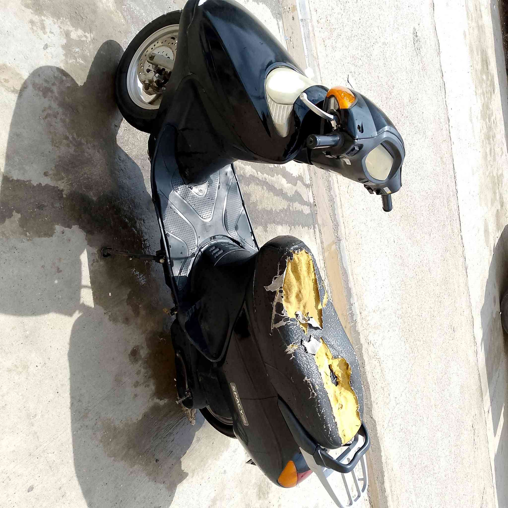 السلام عليكم دراجة سبيسي ماليزي دراجة خير من اللة دراجة بكل وقت نكرة مكينة ناعمة تجفيت جديد  دراجة كهربائية كله شغالة تايرات جديدة ثنينهن  نضافتهة كدام عينك سعر 250 وبيهة مجال مكاني كوت خالجية يم درائرة صحت واسط رقم ***********
