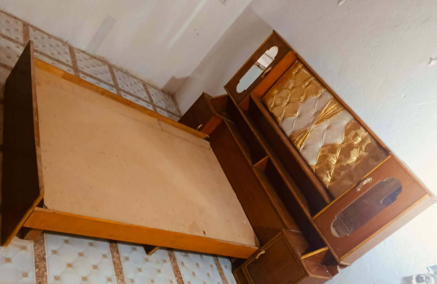 غرفه صاج 6باب نضيف اي ضرر مابيه كامله 
السعر 400 وبيه مجال الشراي يتصل ..***********...
