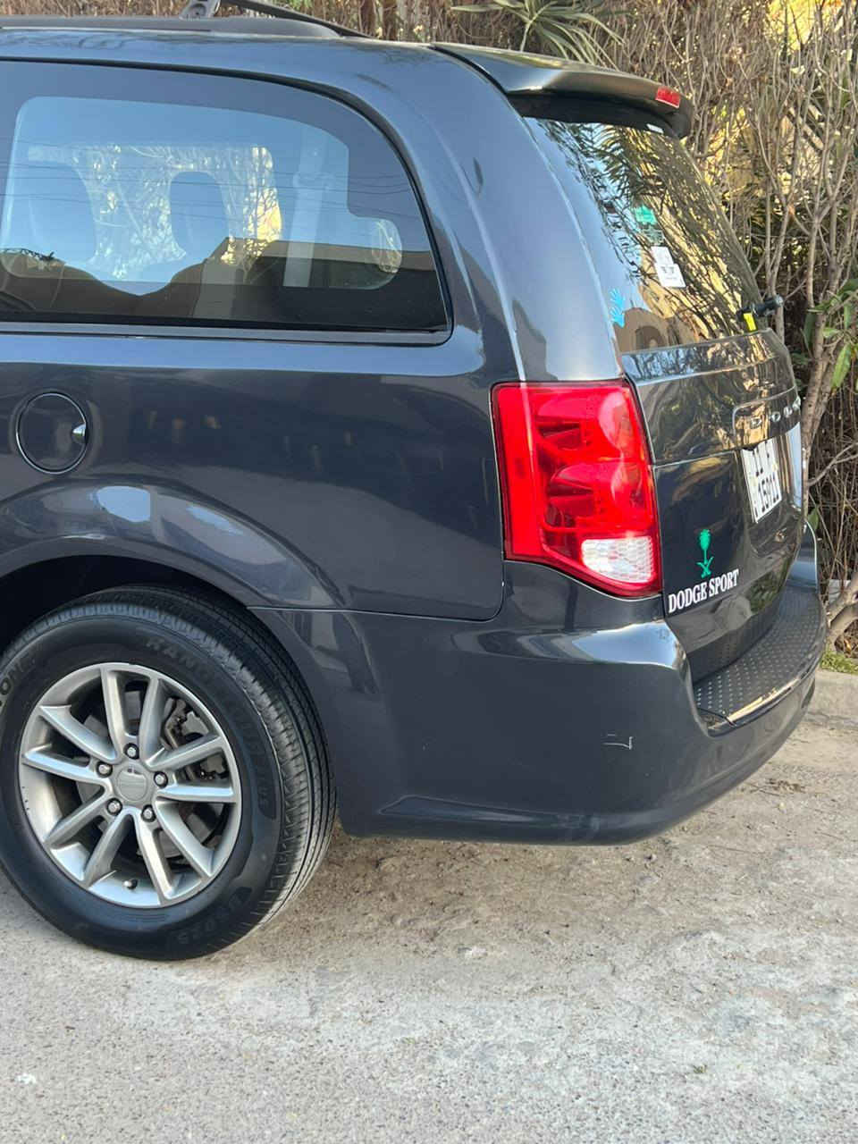 دوج كرفان فول من عده فتحه ماشي 120الف كيلو
حادث جاملغ  خلفي نصف جاملغ أمامي وصندوق تبخير السعر 140الف دولار ت***********بغداد
