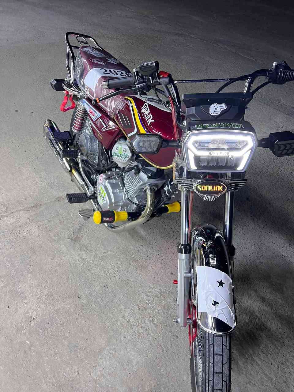 السلام عليكم 
تايكر للبيع 
شوفت عينك نضافه كهربايات شغاله 
ماناقصه ايشي
ماعدا الشاشه طافيه وموجوده 
عقل رياضي +المري موجوده 
بعده بلايلون
السعر 800وبيه مجال 
الرقم ***********
اعيد وكرر بيه مجال والمو شراي لا يتعبني
