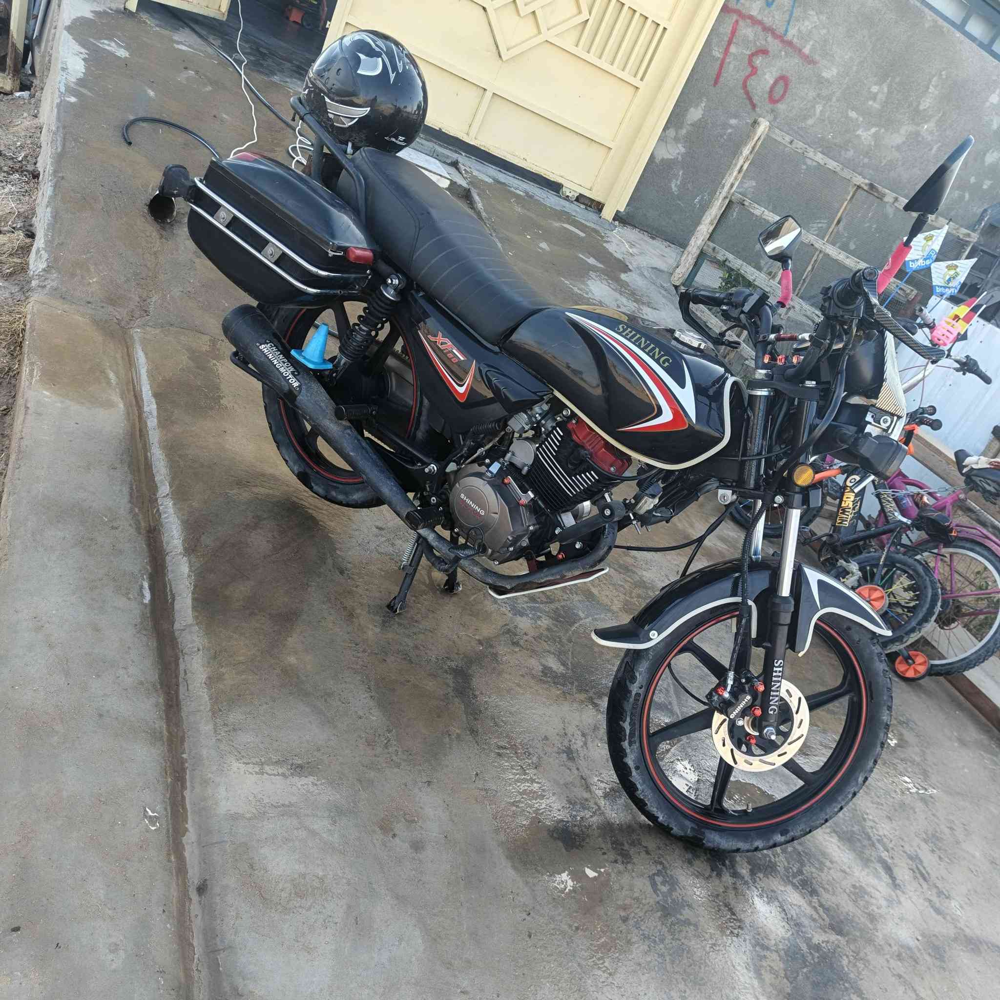 السلام عليكم دراجه شايننج موديل 24 على وضع الشركه ماممدوده عليها سبانه كفاله عامه مجنبزه عله ايدي السعر مليون وبي مجال دراجه مال جنيه  ***********
