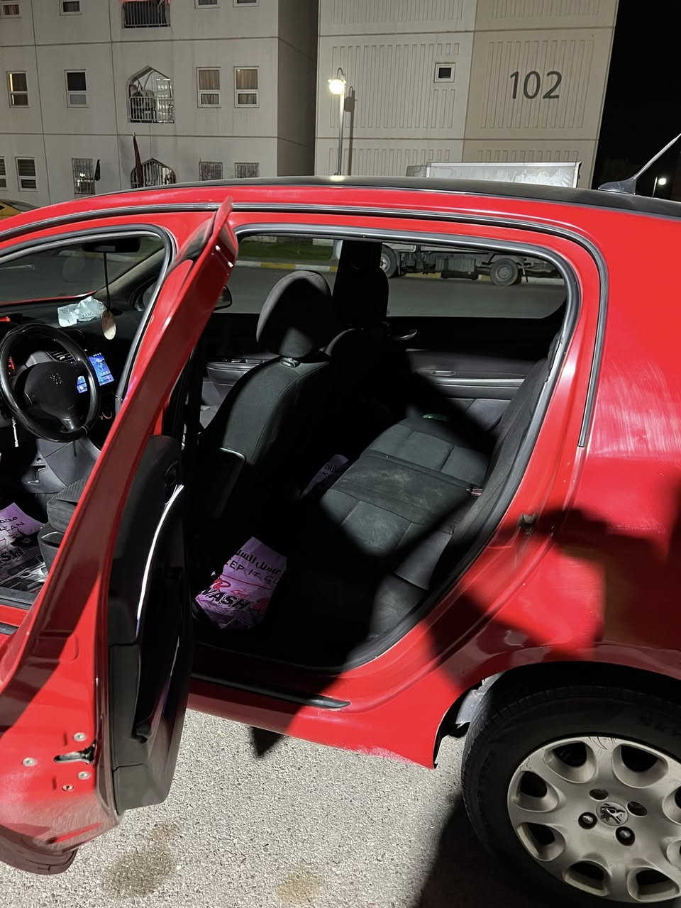 سلام عليكم بيجو 307 موديل 2006 للبيع  السياره كامله ما عده الصدر لامامي  نضيفه السياره السونار موجود بل صور شبيه صبغ وبيها نواقص بسيطه جدا 
تايرات 4 جديد 
سقف كنتاره 
سنويه بسمي تحويل ثاني يوم  
لايت عالي زينون 
كهربائيه كلها شغاله 
تبريد مالتها ثلج شرط الفحص 
سستم صوت شغال كله 
شاشه وكامره 
السياره معروضه 55 وبيها مجال حك الجيه مكاني جسر ديالى الجديد
لاستفسار اكثر اتصال او واتساب
***********
***********
