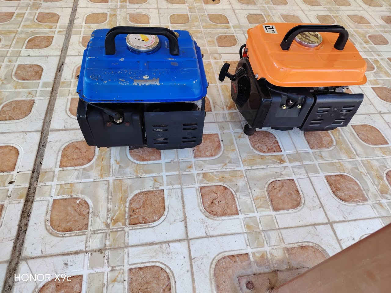 ياالله للبيع مولدات زنبور 4 امبير على وضع الشركه تايكر والثاني شركة الهده المكان هيت  حي البكر للاستفسار ***********
