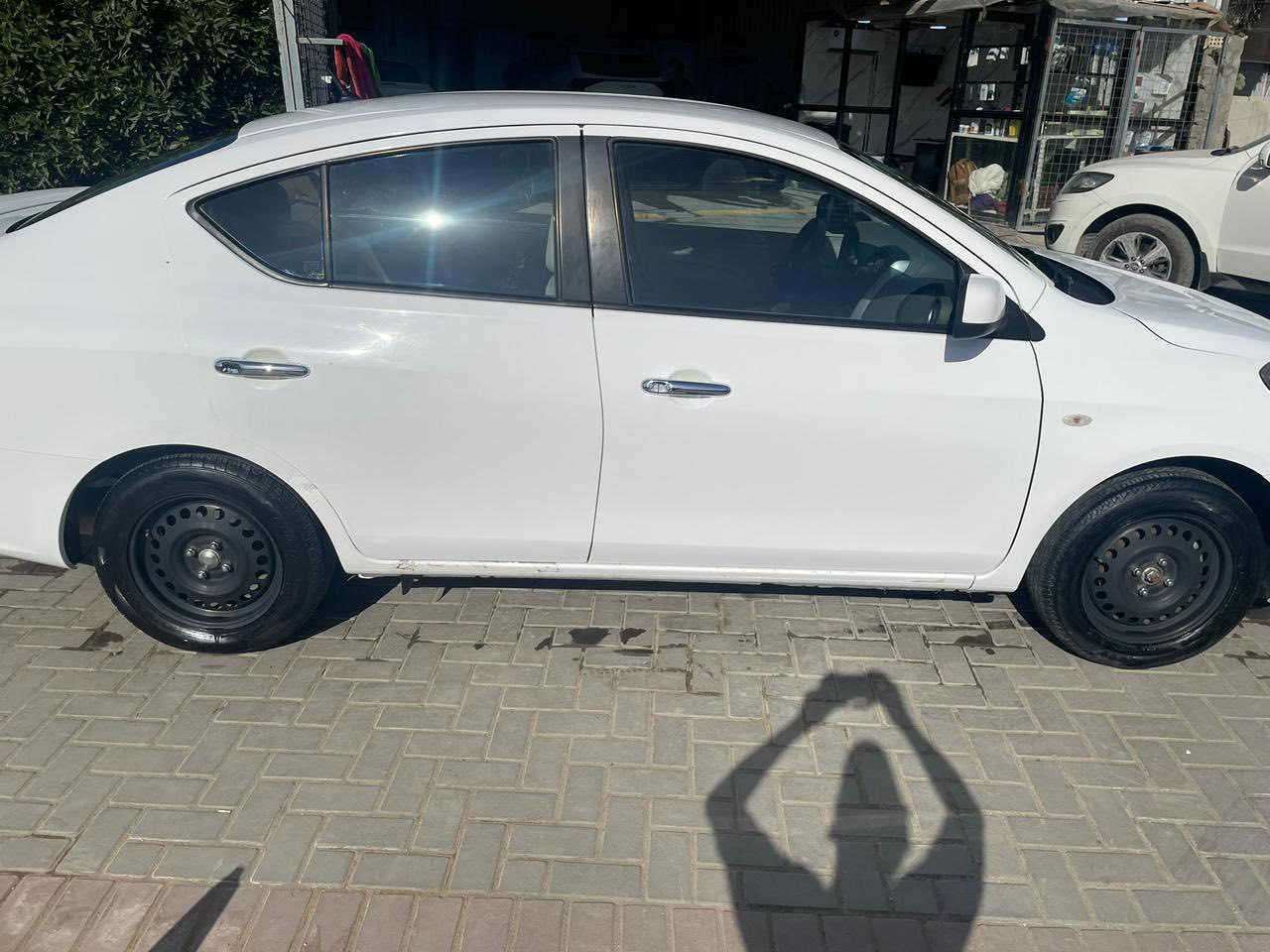 السلام عليكم نيسان سني هندي الاصلي بليته زركه السياره ٢٠٢١. ماشيه ١٠٠ وشويه
بدون اي ضرر او صبغ مثل مموضح بالصور طخه صغيره بالباب مال سايق فقط السياره بدون نقص تبريد صدر مكينه كير خير وبركه مكان السياره نفق الشرطه السعر ١١٣ بيهه مجال بسيط 
***********
