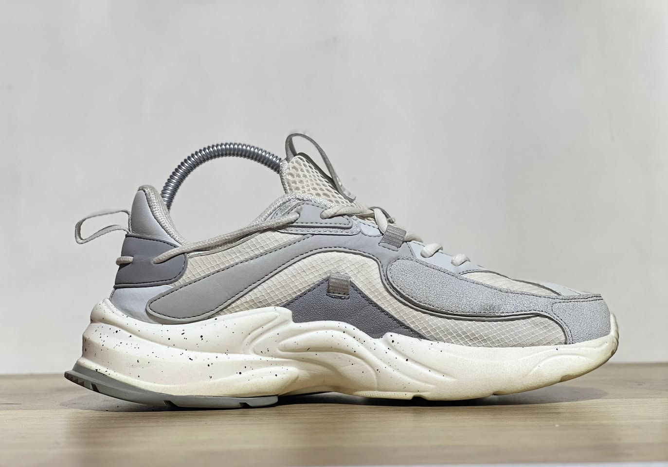بسم الله الرحمن الرحيم
حذاء ماركة  ERKE 👟 (قطعة وحدة)
حـذاء رياضية وطبية 🏃🏻‍♂️
قـياس 40 ( 25 cm  ) مستخدمة 
ونظافتـها 90% مثل ما تشوفون 💫

السعـر 25 وي التوصيل 🚛
للطلب مراسله الصفحة او على الواتساب :
*********** 📞
