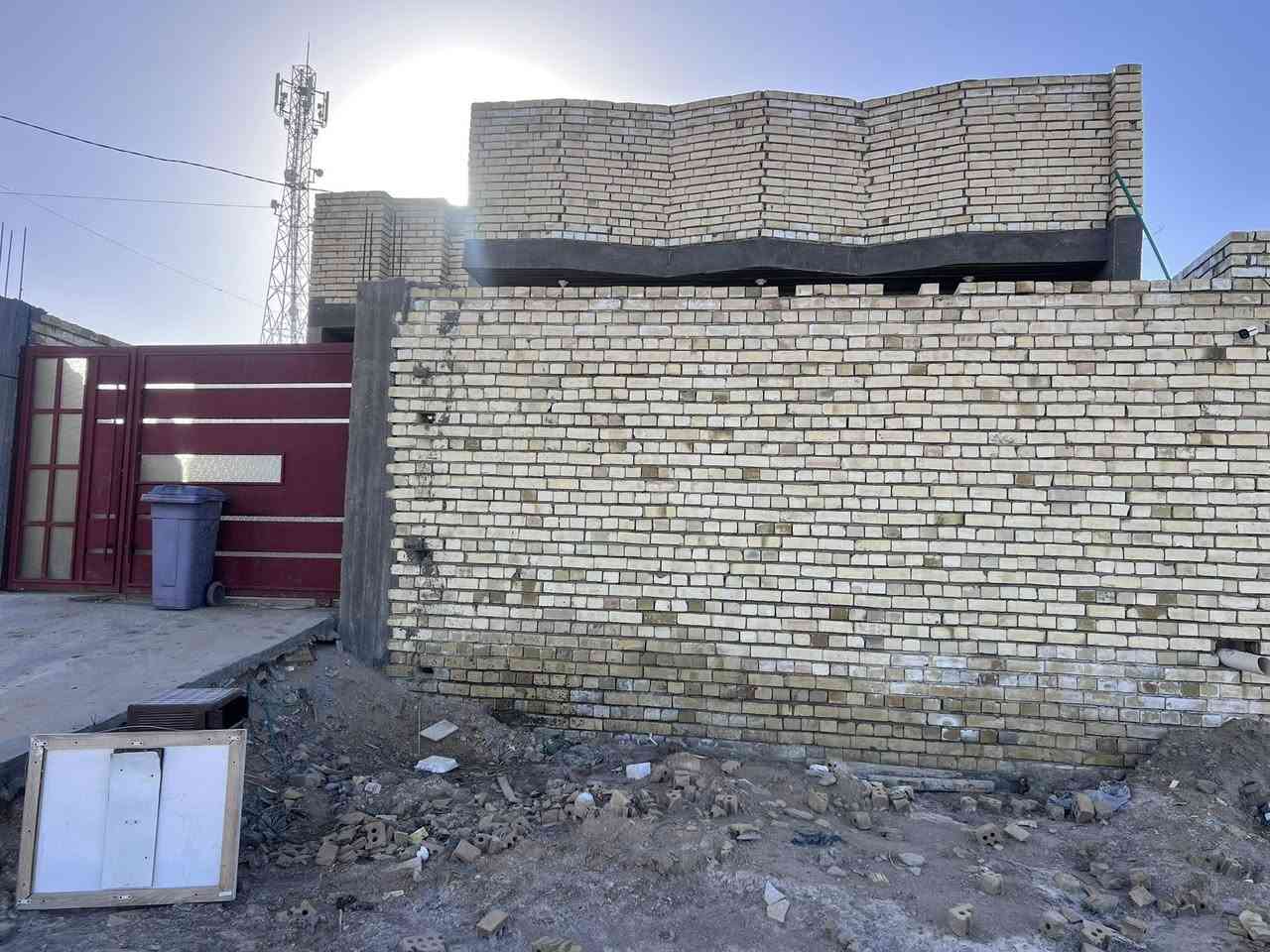 السلام عليكم 
طابو صرف     طابو صرف     طابو صرف 

يتوفر دار سكني طابو صرف للبيع مساحته 200م بناء سنة 2024 يحتوي على غرفتين نوم وصالة واستقبال ومطبخ حار وبارد ومجموعة صحية داخلية وخارجية وطارمة كبيره وحديقة موقعه في المسيب / قطع معمل سمنت السده تبعد 140 م عن الشارع العام السعر المطلوب للبيع 160 مليون تحويل باسم المشتري مباشرتا للاستفسار الاتصال بالرقم *********** او مراسلة الصفحة
