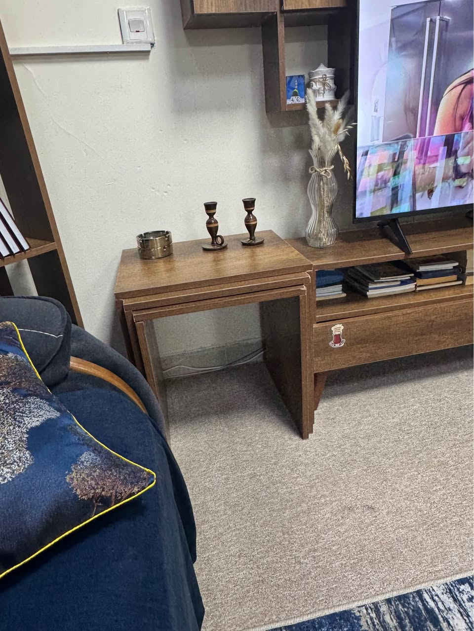 قنفات عدد اثنين تركي ونظيف جدا ويصي سرير ومريح جدا قياس مترين طول و90 عرف كامل +طخم ميز نلفزيون 180 سم مع ثلاث طبلات وطبلة وسط ومكتبه كتب نظاف جدا طخم مع القنفات نفس لون الخشب   و ميز طعام ست كراسي خشب روسي اصلي وطخم تركي  للبيع للجادين فقط 

دو قەنەی ترکی دەبێتە سیسەم زۆر پاکن لەگەڵ تاخم مێزی تلفزیون و سێ تەبلە و تەبلەی ناوەراست و مەکتەبەی کتێب وە تاخمی نانخواردن ترکی داری رروسی شەش کرسی و مێزەکە دەبێتە هەشت کرسی بۆ فرۆشتن بەپەلە تەنها بۆ کریار *********** أربيل, العراق
