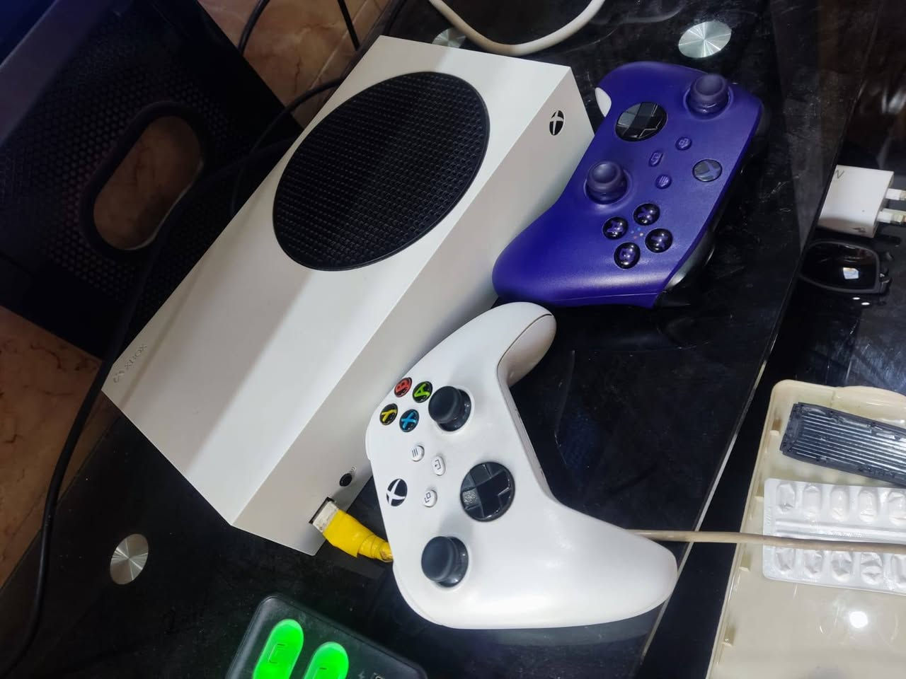 السلام عليكم من رخصة الادمن شباب جهاز اكس بوكس سيريس اس جهاز جدا نضيف لا مفتوح ولا مصلح نهائيا  كامل كارتونة وجويستكات عدد ٢ و بطاريات و اضافة الى ذلك يوبي اس ١٥٠٠ بس اليوبي اس وحدة سعرة ٩٥ الف يعني بس شغل و العب جهاز غني عن التعريف يدات مابيهن اي عطل المكان بغداد
السعر ٤٣٠ للتواصل 
***********
***********
