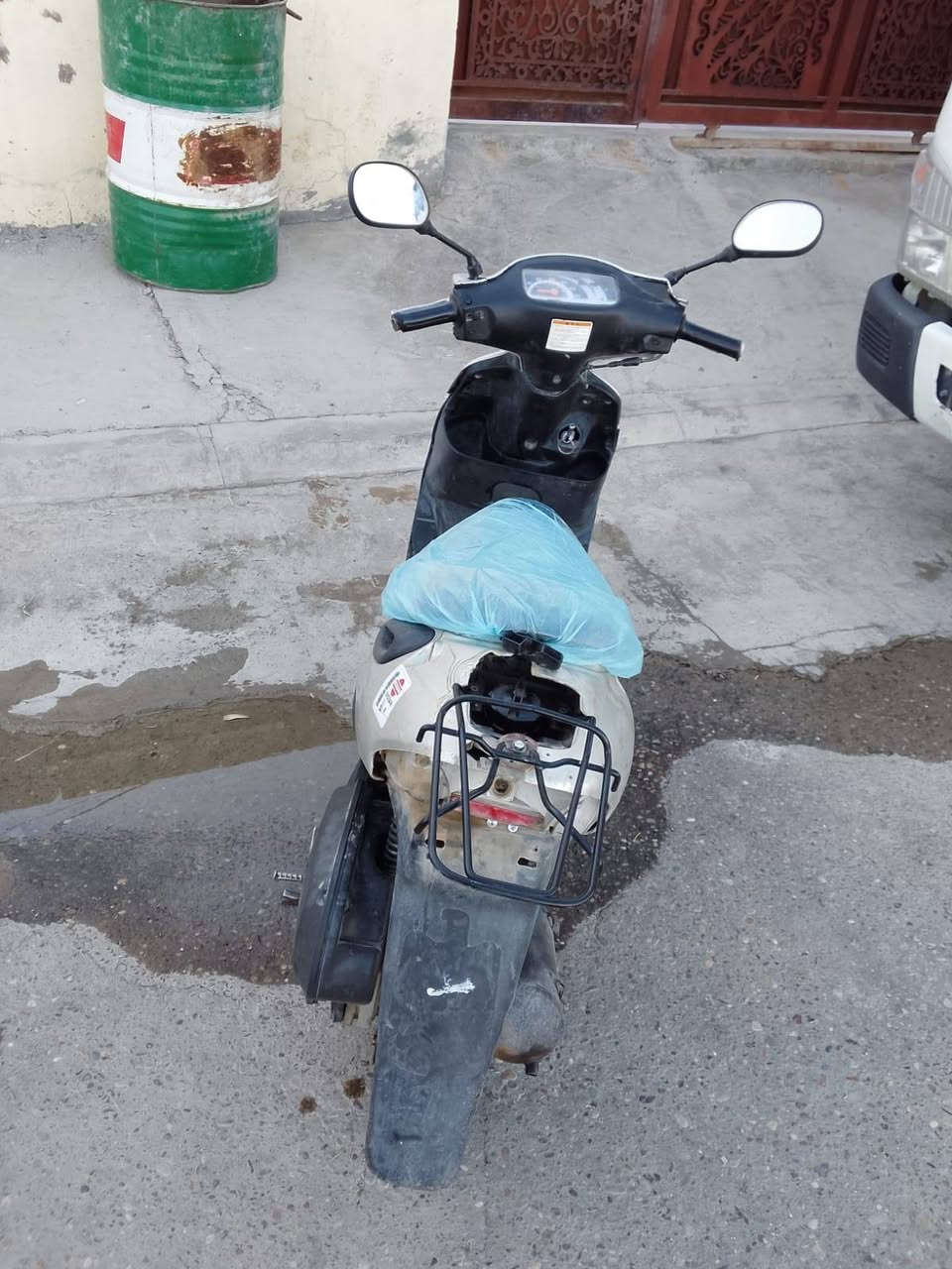 السلام وعليكم ماطور زمبور للبيع كامل نظيف نكره سلف وهندر عليه ادامه كامله من البلك ونت صاعد الماطور وكهربائياته كلها شغاله والماطور ناقصه جام مال اشاير اماميه وجامه مال بكلايت خلفي مكاني الديوم السعر 275 وبي مجال للطيبين الرقم ***********
