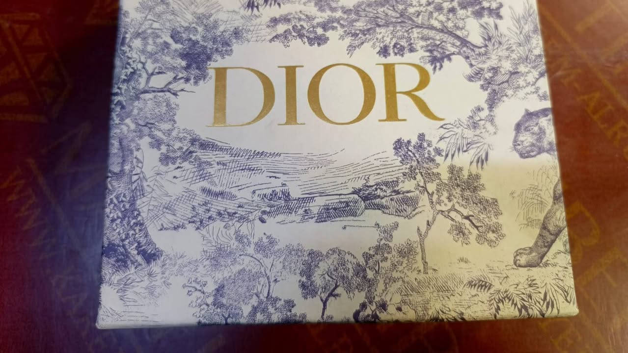 متوفر جديد 🌹 
يظهر في الصورة حزام نسائي راقٍ من مجموعة 30 Montaigne الخاصة بدار ديور (Dior). يتميز هذا الموديل بلونه البيج الأنيق المصنوع من جلد العجل الناعم، ويزينه إبزيم معدني ذهبي اللون يحمل شعار "CD" الشهير 
. #الجميع . @إشارة


**إذا كنت صاحب هذا الإعلان وتريد حذفه لأي سبب، رجاءا أرسل رسالة إلى الدعم الفني**