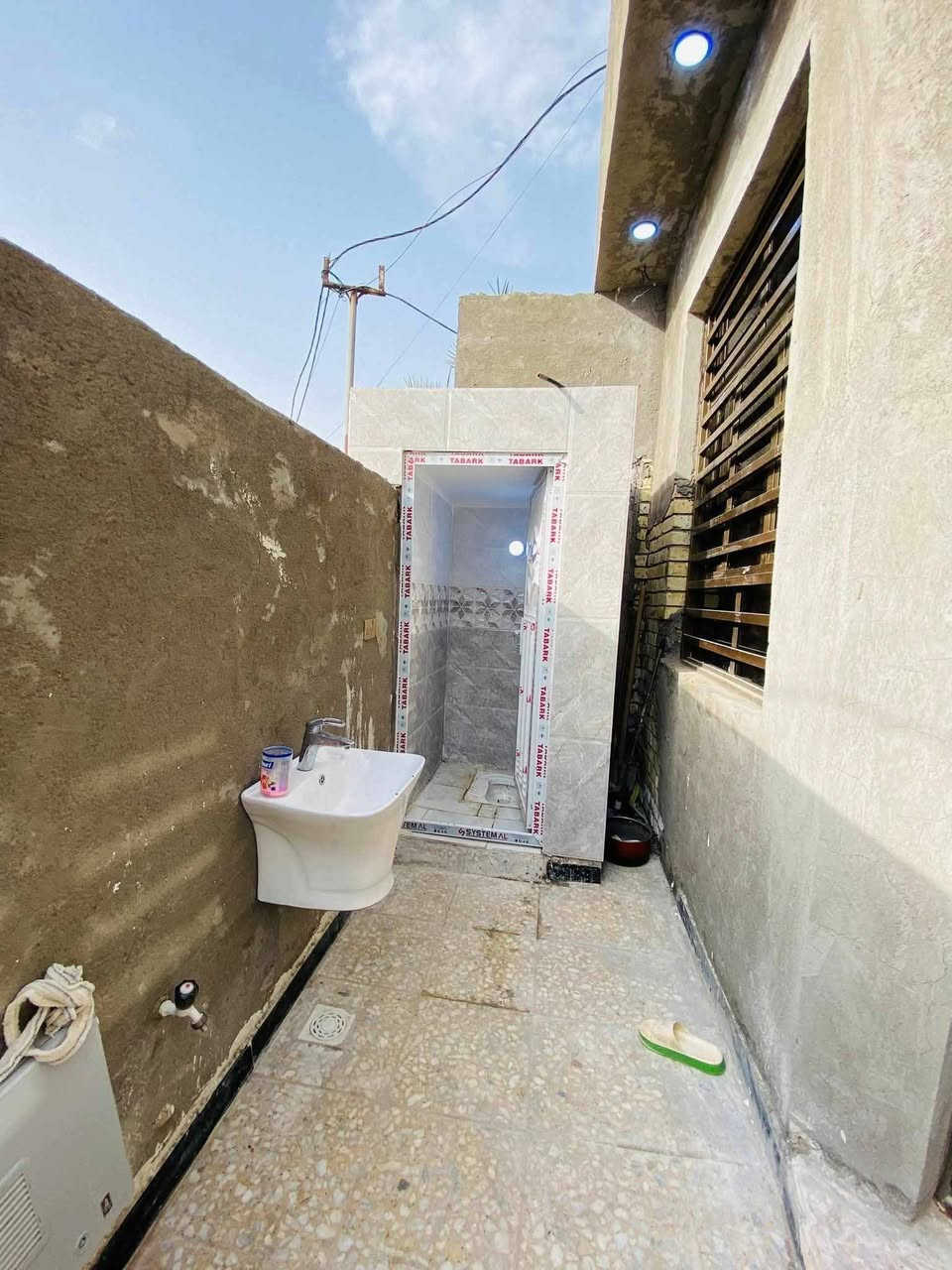 دار للبيع بغداد جسر ديالى حي السلام الاولى قرب ملعب العيساوي زراعي عقد ٣٥ مساحه ١٠٥ وجه ٧ نزال ١٥ بناء حديث غرف نوم صاله بيتونه مطبخ استقبال كامل الخدمات مي كهرباء مجاري تبليط ***********
