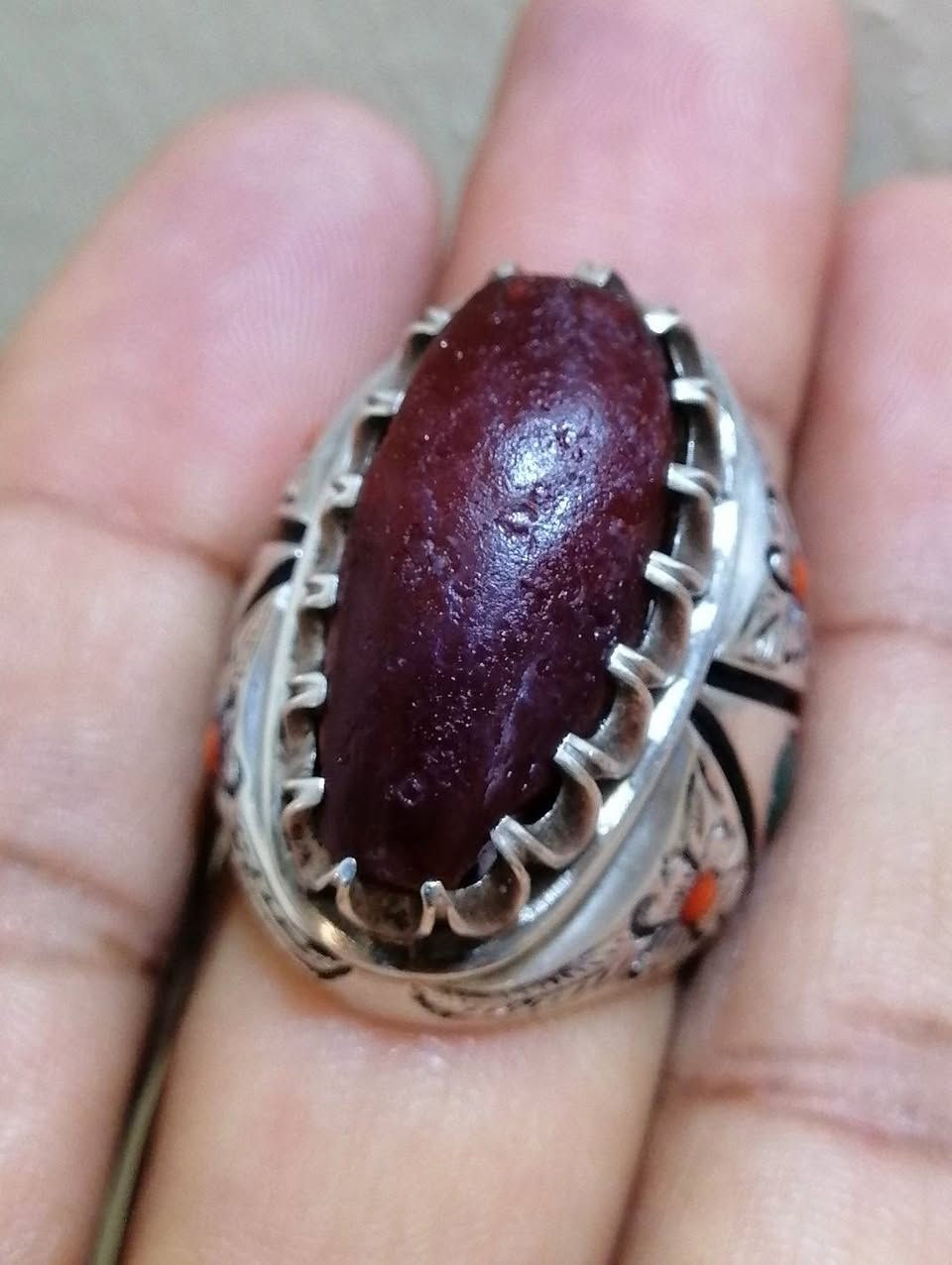 المميزون في نشرنا الباقون على عهدنا بأن ننشر لكم النوادر من الأحجار النفيسه التي يبحث الهوات عنها نقدم لكم جوهره من العقيق اليماني القديم المسمى ((الدلو)) يمتاز بصياغه الفنان نذير ال ياسين للبيع على الخاص اوالاتصال على الرقم التالي ***********
