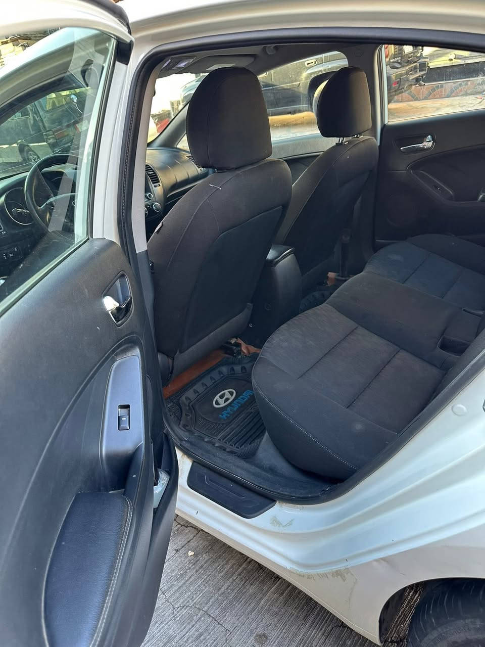 سلام عليكم فورتي 2016 امريكي 
ضربت سياره جاملغ ايمن وبغداد ايسر 
محرك ١٨٠٠ دوش ماشيه ١٥٦ ميل 
سياره نضيفه زينه بيه رصعات 
كامله نضيفه كلش زينه ما تعبك بطاريه صدر تايرات كلهم جديد 
عنوان بلديات شارع مصرف تواصل *********** سعر ١٢٢
