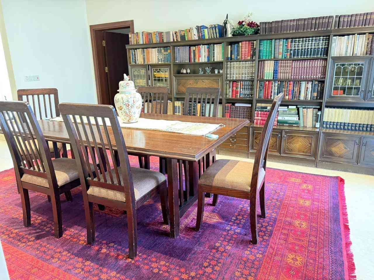 من رخصة الأدمن، ميز طعام حجم كبير ، نظيف جدا مع كراسي جدا نظيفة عدد ٨ ، خشب سنديان ، شغل توصى مو مال محلات ، يعني اللي يدور شي تكمة وجميل يكدر يستفسر على *********** , السعر مليون ونص وبي مجال ، للعلم تكلفة اتوصي جديد مثلة يكلف ٢٥٠٠ دولار ، موجود عندي في اربيل ، تحياتي
