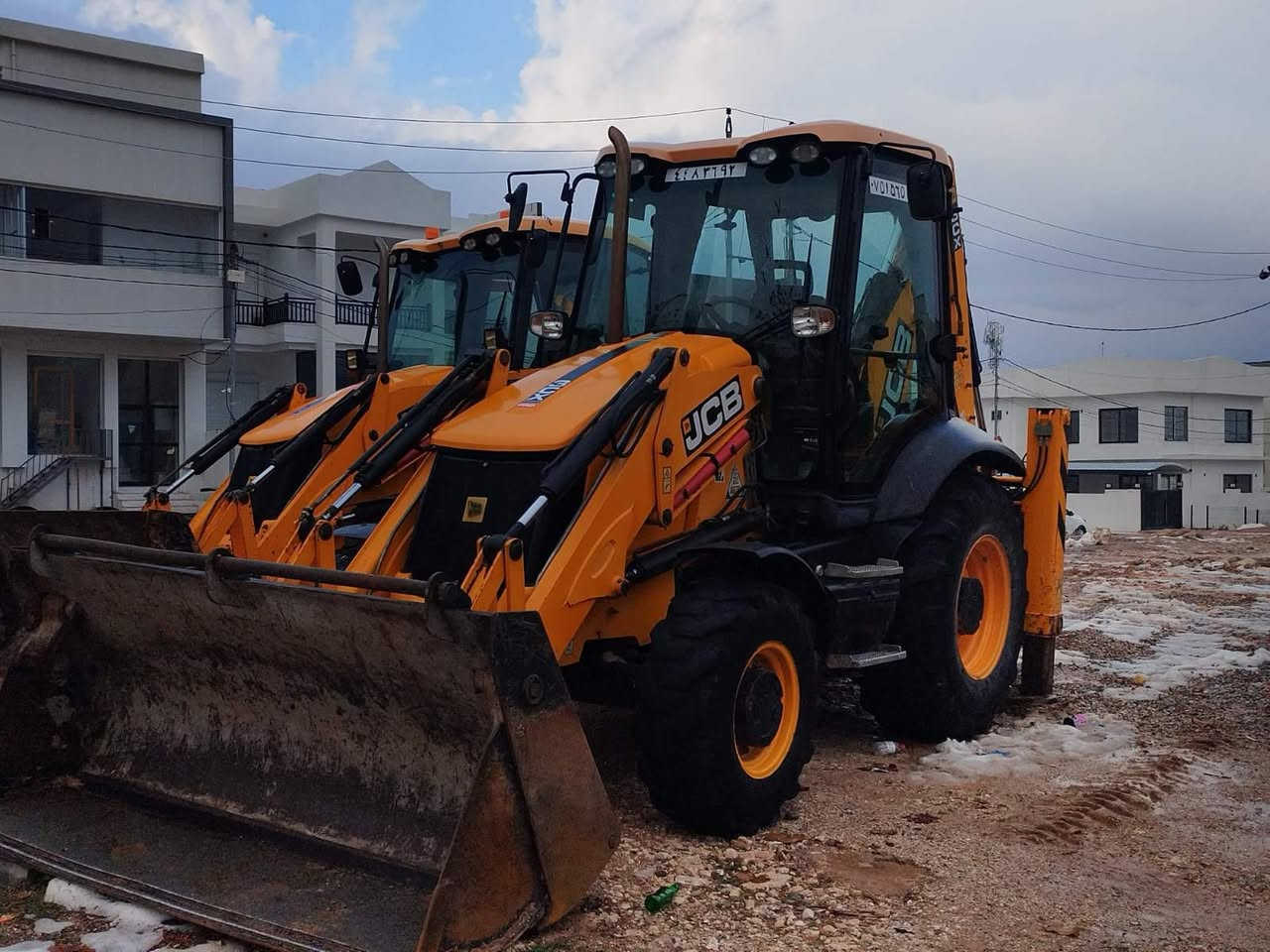 سلام عليكم JCBموديل 2011  منفيست 
مكفول من كلشي خمسة كير دكمه سلايت نضافة فول عدد ساعات 6000(***********(***********
