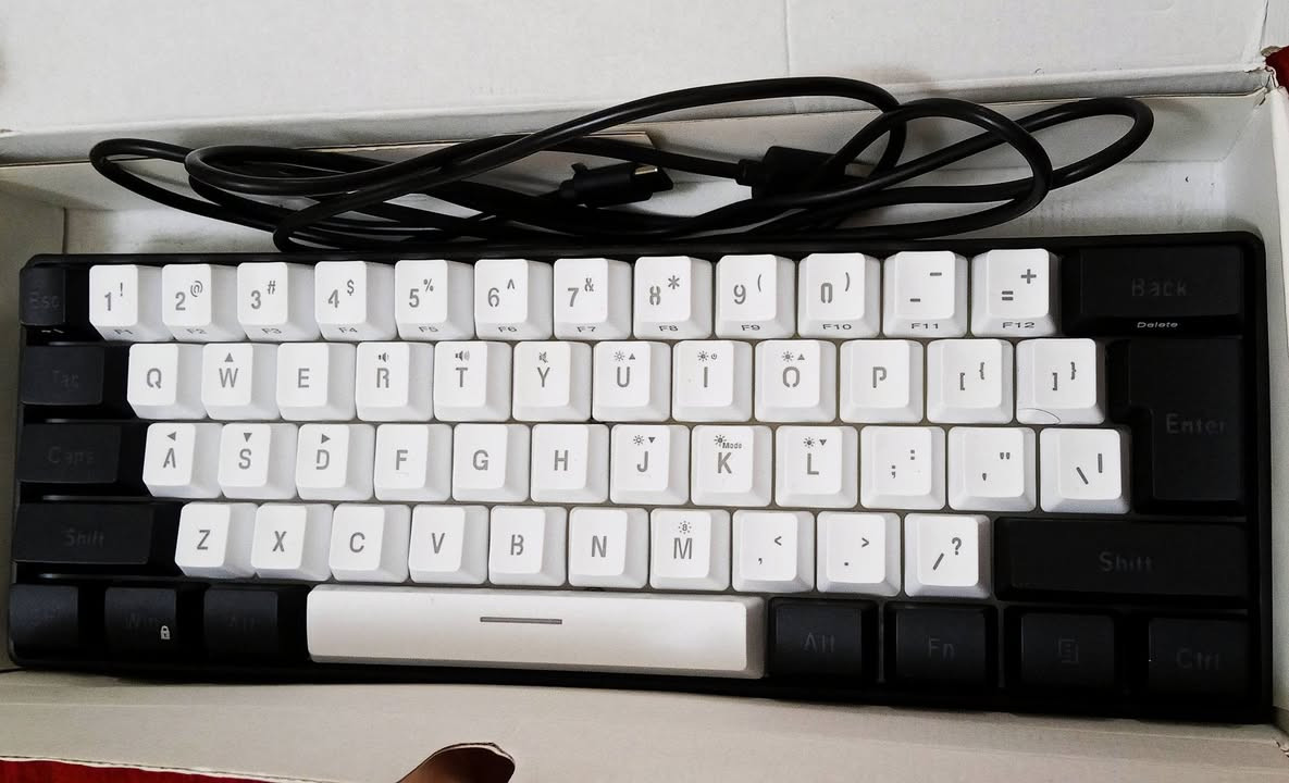 كيبورد ضوئي

يحتوي على إضاءة خلفية RGB يمكن تخصيص تأثيراتها وألوانها
.متوافقة على نطاق واسع مع أنظمة التشغيل ويندوز وماك. قم بتوصيل طرف الكابل الصغير (على الأرجح Type-C كما هو شائع في هذه الكيبوردات) في المنفذ الموجود على لوحة المفاتيح، والطرف الآخر (USB-A) في منفذ USB بجهاز الكمبيوتر
.سيتعرف نظام التشغيل (مثل Windows أو macOS) تلقائيًا على لوحة المفاتيح ولن تحتاج غالبًا إلى تثبيت أي برامج تشغيل (Drivers) إضافية.
استخدم لوحة المفاتيح: بعد لحظات قليلة، ستكون لوحة المفاتيح جاهزة للاستخدام. 
قد تضيء الإضاءة الخلفية تلقائيًا، أو قد تحتاج إلى استخدام مجموعة مفاتيح الوظائف (Fn + مفتاح آخر) لضبط إعدادات الإضاءة.


**إذا كنت صاحب هذا الإعلان وتريد حذفه لأي سبب، رجاءا أرسل رسالة إلى الدعم الفني**