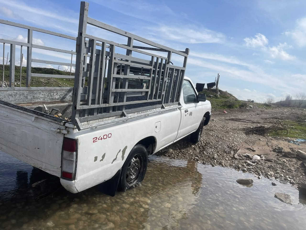 نیسان. ٢٠٠١ تەبریدە. پاوەر. نیە. مەکینەو. گێرو. ئەکسلی. بەشەرت.  مەکینەی هەرچەن پێی برۆی.  رۆن.  کەم ناکات
   
هەیکەلی.  زۆر جوانە. نەتەپیوە.  
بۆیاخیشی یەک بستی. هەیە.  بەلام. بۆیاخی تەنکە. هەلیداوە. 
ناو دەری جوانە.   ئارمی پلاستیکە.  سەنەویشی لەگەلایە. بەشەرتی. حاسیبەو. خەرامە
***********
