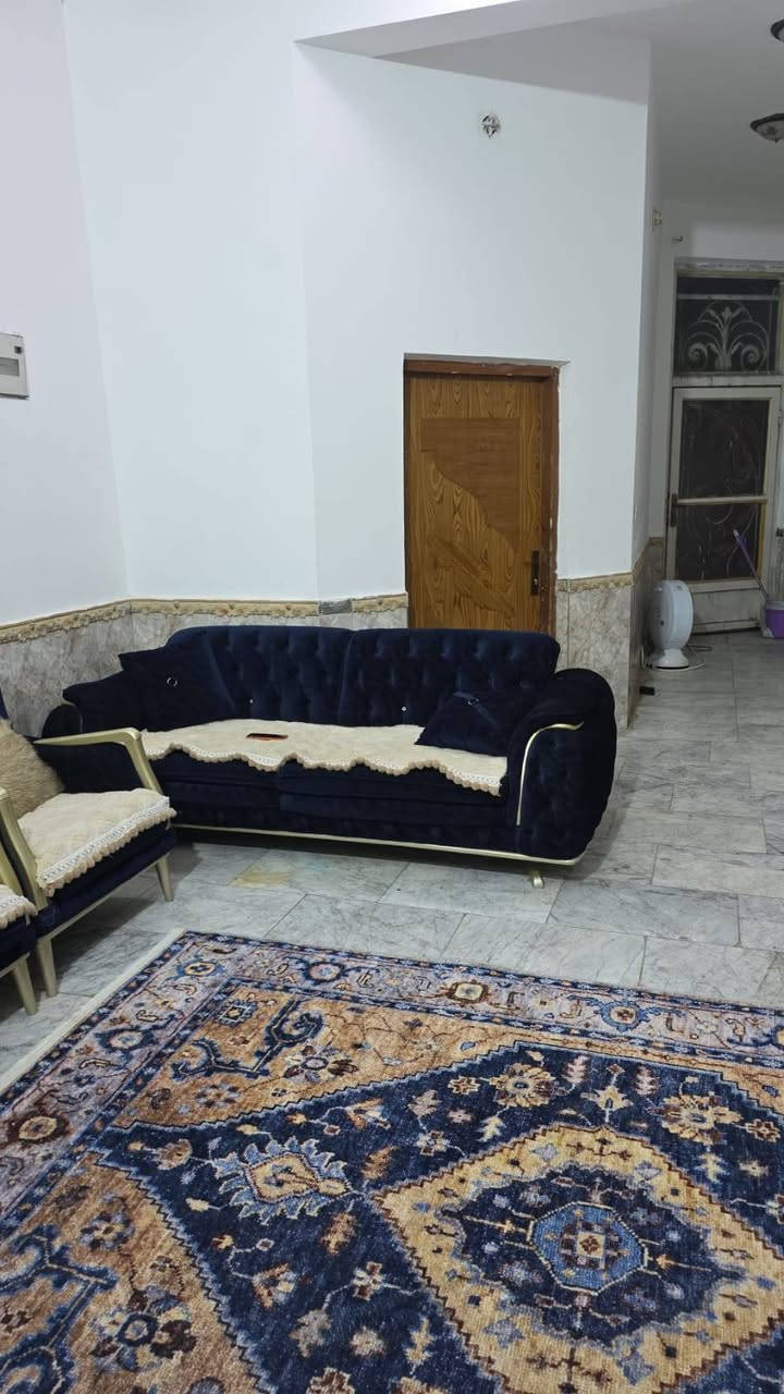 السلام عليكم 
دار للبيع في الناصرية حي الشهداء المساحه 200م موقع البيت ع ساحه قرب الشارع الرئيسي قرب جامعة العين بناء حديث جدآ يتكون البيت من غرفتين وصاله واستقبال ومطبخ وصحيات داخليه وخارجيه الطابق الثاني غرفتين وصاله عدد 2 وصحيات   البيت حاليا جاهز للسكن كما يوجد كراج سياره مساحه 200متر  في الساحه خاص للبيت  
للاستفسار الاتصال ع الرقم ***********
 او مراجعة المكتب
