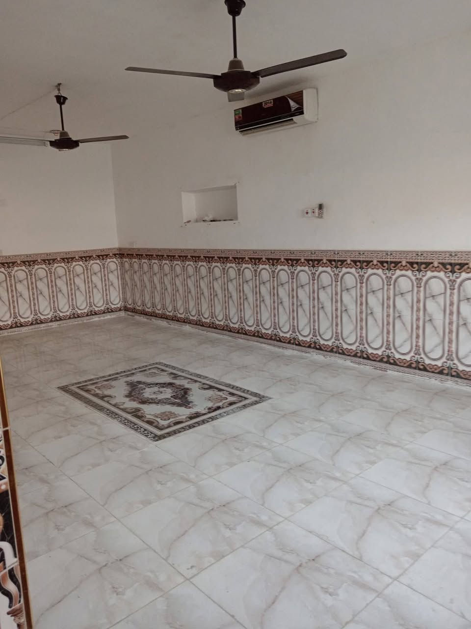 السلام عليكم
دار للبيع في بروانة حي الشرطة 
مساحة الدار 400  يتكون من 3 غرف وهول وديوان ومطبخ  وصحيات خارجية وداخلية ملاحظه البيت بناء حجر عكادة بس مضبوط الشغل جديد السطح شتايكر والمطبخ والدرج والاستراحة والديوان والكنيدور سيراميك والباقي جدا ممتاز السعر 45 مليون وبي مجال للشراي لاستفسار اتصل ***********
***********
