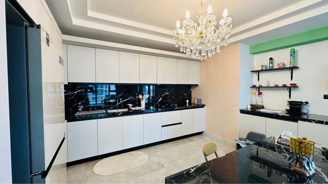 ✨ فرصة للإيجار في أفخم مشاريع أربيل ✨

شقة غرفتين وصالة مؤثثة بالكامل داخل Rami Towers، المشروع اللي يجمع بين الفخامة والراحة والخدمات المتكاملة 🌿🏙️
تتميّز الشقة بمساحة واسعة 170 متر مع أجواء راقية وإطلالات جميلة، إضافة إلى حدائق ومساحات خضراء وخدمات كاملة توفر أسلوب حياة مميز للسكان.  

📐 المساحة: 170 متر
💰 الإيجار: فقط 850$ شهرياً

إذا تبحث عن السكن الراقي والموقع المميز في أربيل، هاي فرصتك ✨

Abdullah-MIRAN 
*********** Singapore
