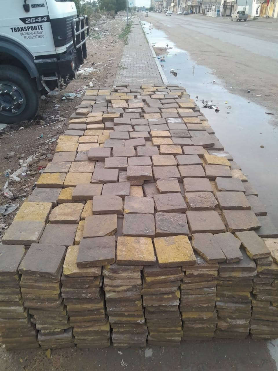 السلام عليكم 
اكو فرشـي مستخدم بس نضيف و عدل 
عددها ( 2500 ) ألفين و نص فرشية للبيـــع ...
المكان النجف حي ميسان 
الاتصال على الرقم ***********
