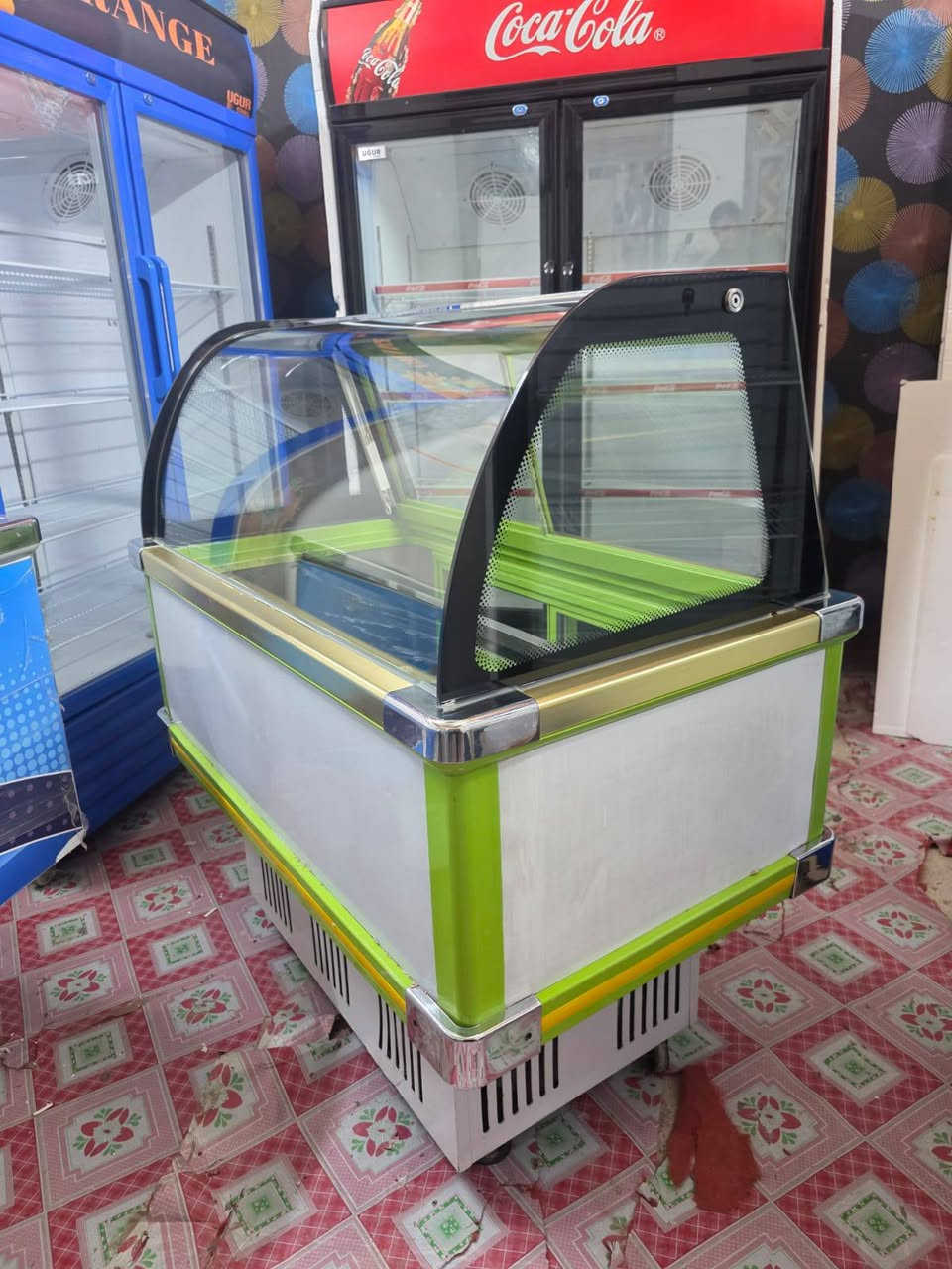 يا الله اسلام عليكم عارضات عامودي و افقي و عارضت مقبلات ايكور شركت الزان نضافه ميه  بل ميه الشراي ينتصل العنوان بغداد حي البتول ***********
