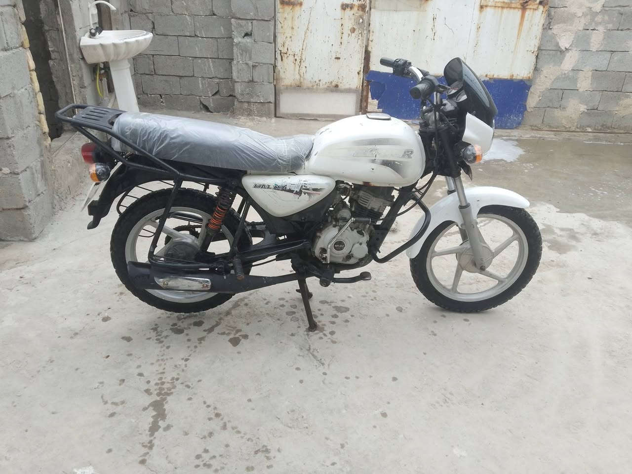 سلام عليكم دراجه بوكسر 18اوراق اصولي لبيع جاهزه كهربايات شقاله لا دخن ولا تنقص مكان قلعت سكر سعر 650وبيه مجال ***********
