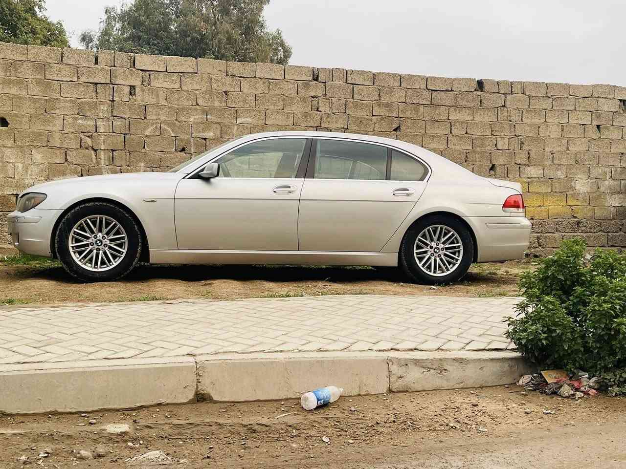 السلام عليكم اخوان
السيارة للبيع فقط باخرة 750Li موديل 2005 وارد يابان رقم مميز 
مواصفاتها معروفة مثل ما راح تشوفون فيديواتها بيها طخة مثل ما موضح اضافة الى بعض النقوصات 
السعر 135$ وبيها مجال للشراي للاستفسار ***********
